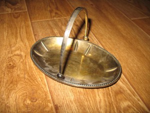 Конфетница или сахарница+щипчики?позолота.