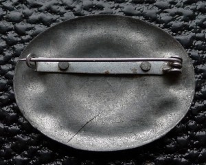 Служебная брошка RAD для девушек.