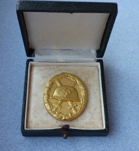 Золотой знак за ранение  в домике-сохран!!