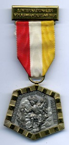 Несколько знаков-медалей