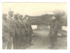 Изучают самолёт.