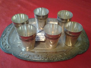 6 рюмок на подносе