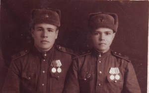 Два бойца с цифрами на погонах.