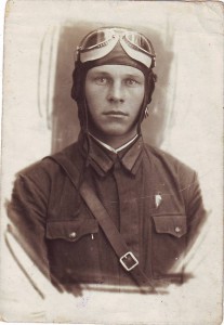 Летчик-парашютист, в довоенной гимнастерке