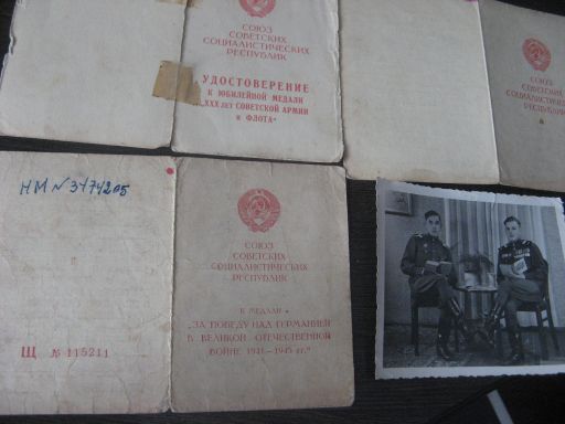 3 удостоверения и фото на танкиста.