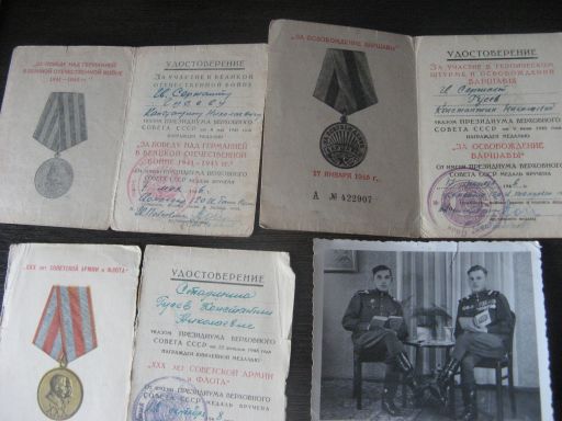 3 удостоверения и фото на танкиста.