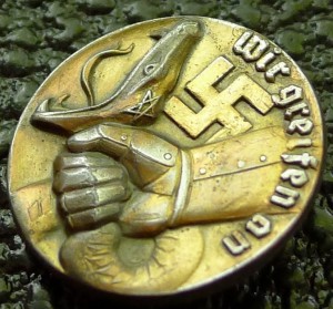 "Мы атакуем". Пропагандистский значок в борьбе с коммунизмом