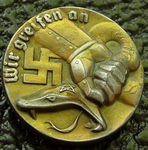 "Мы атакуем". Пропагандистский значок в борьбе с коммунизмом