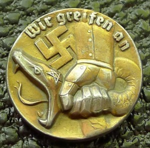 "Мы атакуем". Пропагандистский значок в борьбе с коммунизмом