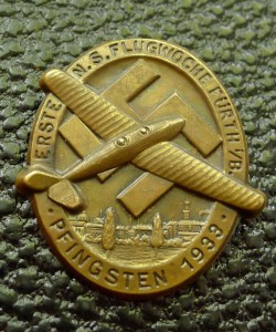 "Мы атакуем". Пропагандистский значок в борьбе с коммунизмом