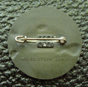 "Мы атакуем". Пропагандистский значок в борьбе с коммунизмом