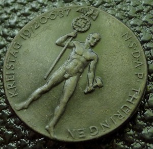 "Мы атакуем". Пропагандистский значок в борьбе с коммунизмом