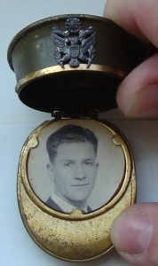 Знак в виде броши для фото