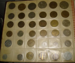Коллекция жетонов в альбоме