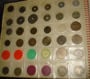 Коллекция жетонов в альбоме