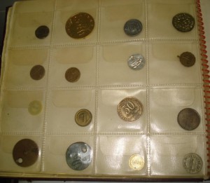Коллекция жетонов в альбоме
