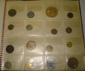 Коллекция жетонов в альбоме