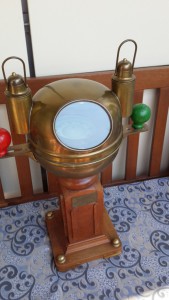 Шикарный компАс на деревянном нактоузе