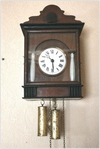 Настенные часы с маятником и гирями