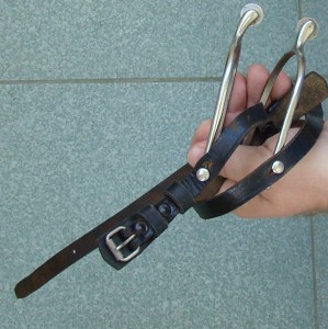 Пара шпор с ремнями