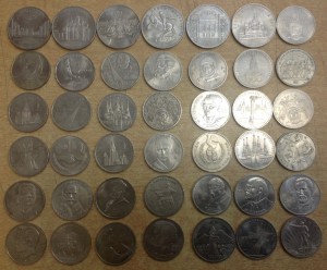 42 штуки рубли пятерки трешки юбилейные