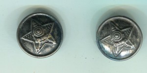 Две пуговки с паровозом.