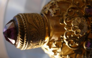 Красивая бутылочка от духов в кольчуге с камнями