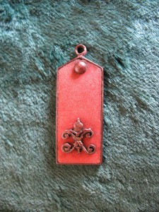 Жетон в виде погона.Медь.Красная эмаль.Вензеля Петра I.