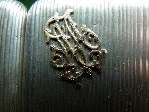 Портсигар 84 пр. с золотой монограммой.