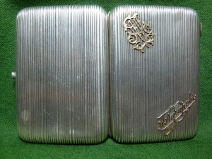 Портсигар 84 пр. с золотой монограммой.