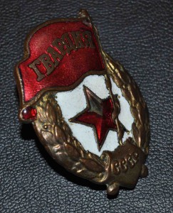 Военная гвардия + редкая гайка. Со сколом эмали.