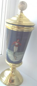 Старый кубок с лыжником.