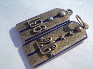 2 погончика.