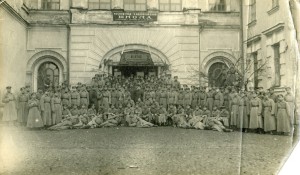 ГРУППОВОЕ ФОТО КУРСАНТОВ МОСКОВСКОЙ КАВАЛЕРИЙСКОЙ ШКОЛЫ.