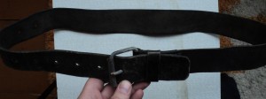 ремень одношпеньковый черного цвета. Довоенный ?