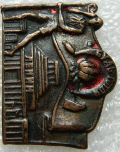 Пионерский значок с мавзолеем: 1920-е годы.