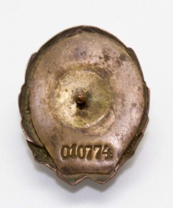 Ударнику 1932-го года - завершающего пятилетку. Эмали (!!).