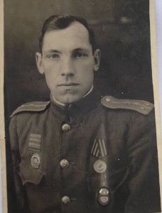 Ударнику 1932-го года - завершающего пятилетку. Эмали (!!).