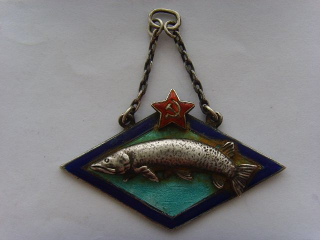 ЭМАЛЕВЫЙ ЖЕТОН СО ЩУКОЙ: 84-й пробы.