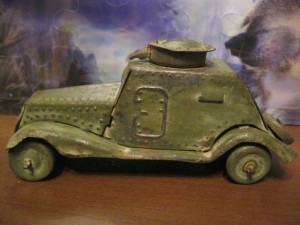Довоенная жестяная игрушка Броневик.