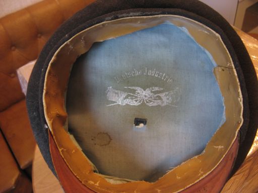 Фуражка(вроде ,как у жандармов)Кокарда немец?