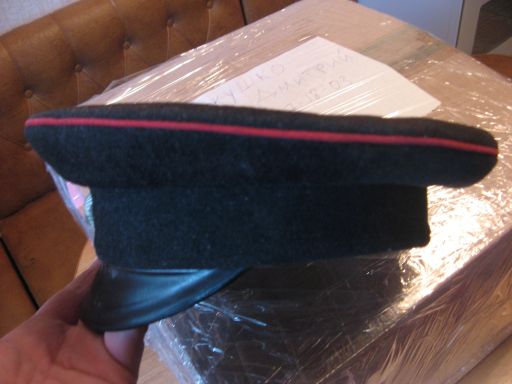 Фуражка(вроде ,как у жандармов)Кокарда немец?