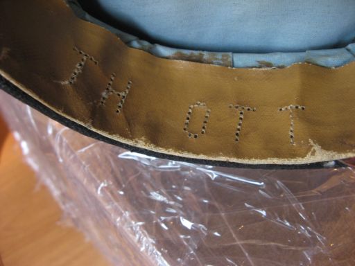 Фуражка(вроде ,как у жандармов)Кокарда немец?