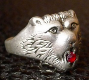 Перстень III Рейх в серебре 835.Голова льва с камнем в зубах