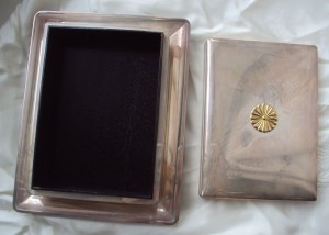 Сигаретница серебро, солидная!