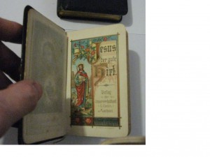 Маленькие книжки религиозного содержания.