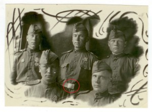 Советские солдаты с немецкими бляхами на ремнях