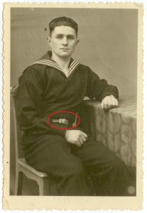 Советские солдаты с немецкими бляхами на ремнях