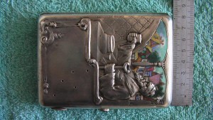 Уникальный портсигар под реставрацию.