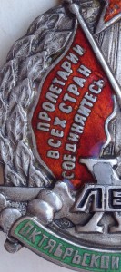 ПРОДАЕТСЯ! 10 лет революции: серебро, с зелёной эмалью!